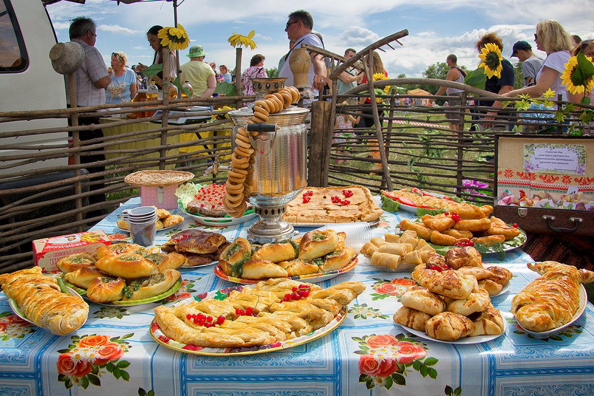 Край еды. Казачья кухня донских Казаков. Кухня Донского казачества. Застолье казачье Донское. Застолье Казаков.