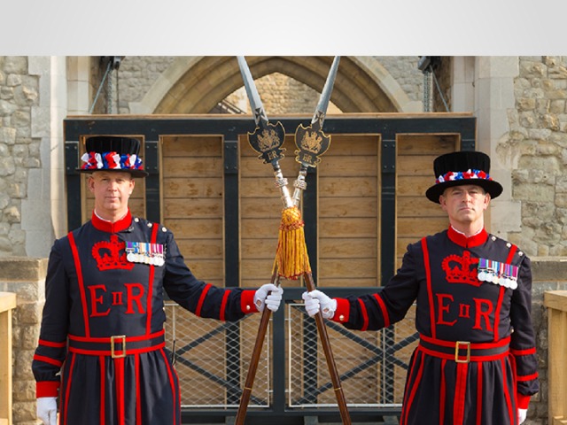 Lives in england. Лондон Тауэр Генри. Бифитер охранник Тауэра. Tower of London музей. Тауэр охрана Лондон.