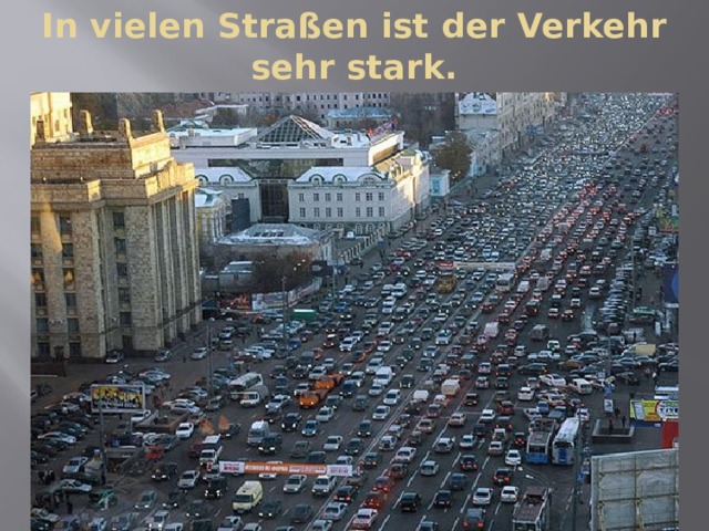 In vielen Straßen ist der Verkehr sehr stark. 