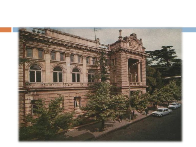 В 1902 году Маяковский поступил в гимназию в Кутаиси. 