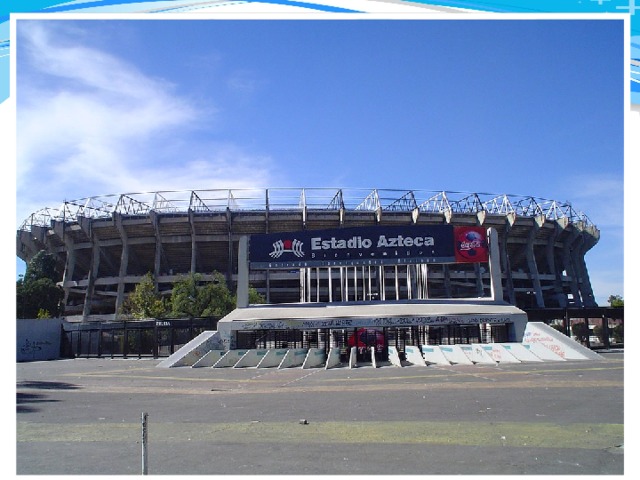 Ацтека Этот стадион вместимостью 105 064 человек  является самым большим в Латинской Америке . Стадион был построен в столице Мексики Мехико в 1966 году и принимал два чемпионата мира по футболу (1970, 1986). Стадион не выглядит высоким снаружи, так как игровое поле находится на 9 метров ниже уровня улицы. При постройке стадион был сориентирован таким образом, чтобы солнце пересекало игровое поле перпендикулярно, ставя команды в равные условия. 