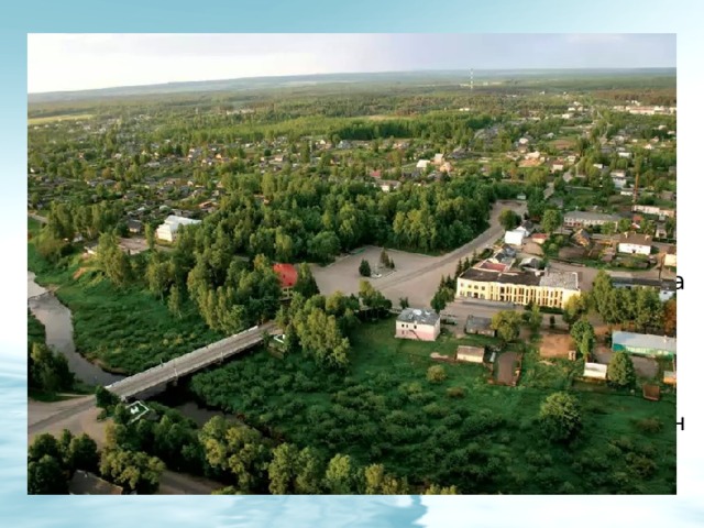  Демянск лежит в живописном месте. Сосновые леса, наполненные запахом смолы, рощи белоногих берез, хрустальной чистоты вода в озерах, песчаные пляжи — все это делает его привлекательным для туристов районом. Бывая здесь, они обязательно поднимаются на 305-метровую гору Ореховна — самую высокую точку местности. Вид отсюда необычайно красив: беспредельные дали, лесистые холмы, голубые озера.  Новгородский губернатор Е. Я. Сивере, побывав здесь, писал Екатерине II: «Я должен сказать, что во всех моих путешествиях не видел я более прекрасного места...» 