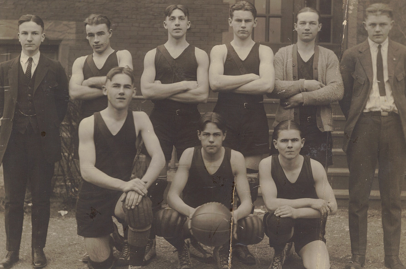 Первая баскетбольная команда. Баскетбольная команда индустриальной школы Милтона Херши. Баскетбол в начале 20 века. 1906 Год баскетбол в России.