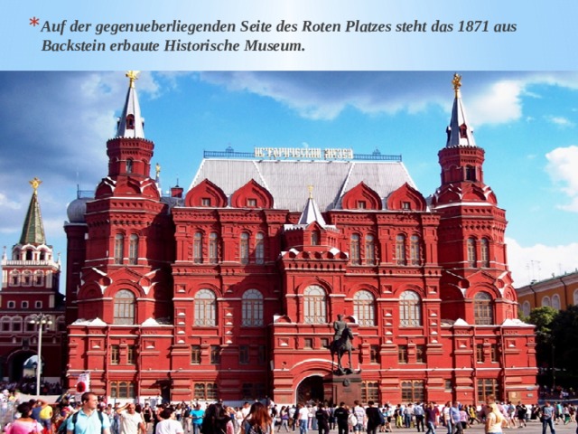 Auf der gegenueberliegenden Seite des Roten Platzes steht das 1871 aus Backstein erbaute Historische Museum. 