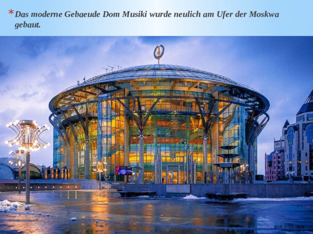 Das moderne Gebaeude Dom Musiki wurde neulich am Ufer der Moskwa gebaut. 