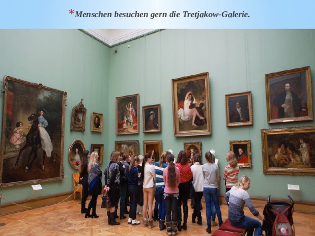 Menschen besuchen gern die Tretjakow-Galerie. 