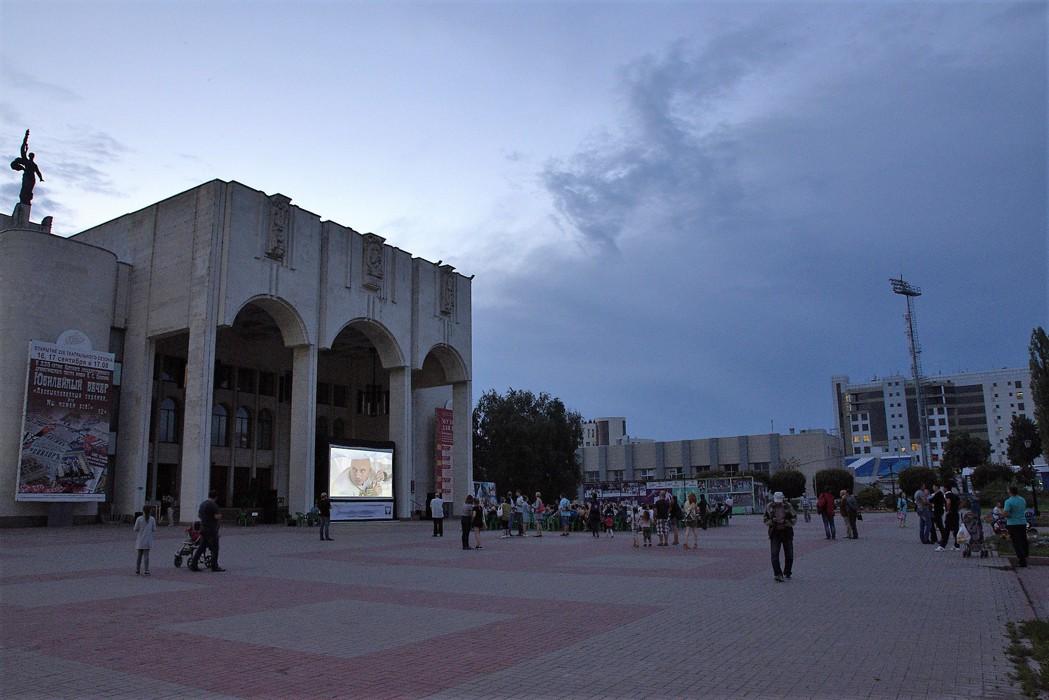 Курский драматический театр. Курский государственный драматический театр имени а. с. Пушкина. Курск площадь драмтеатра. Театральная площадь Курск театр. Площадь драмтеатра Курск 200х.