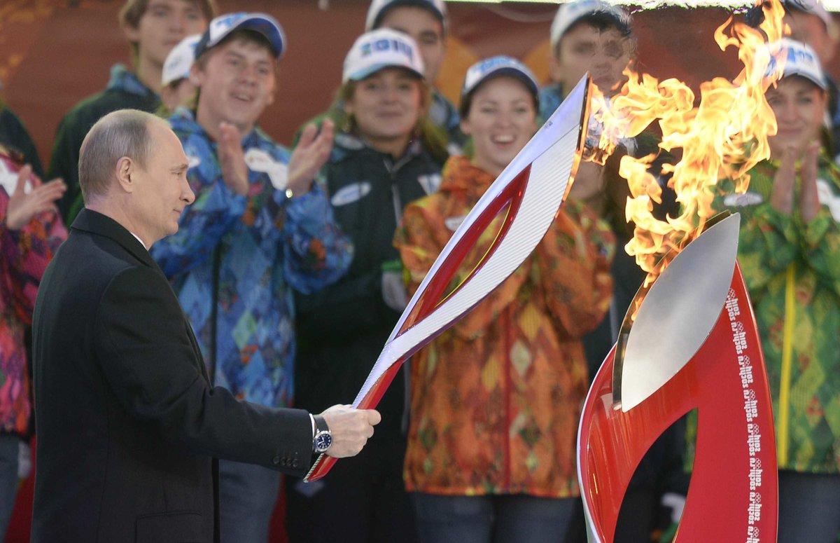 Олимпийский факел на стадионе