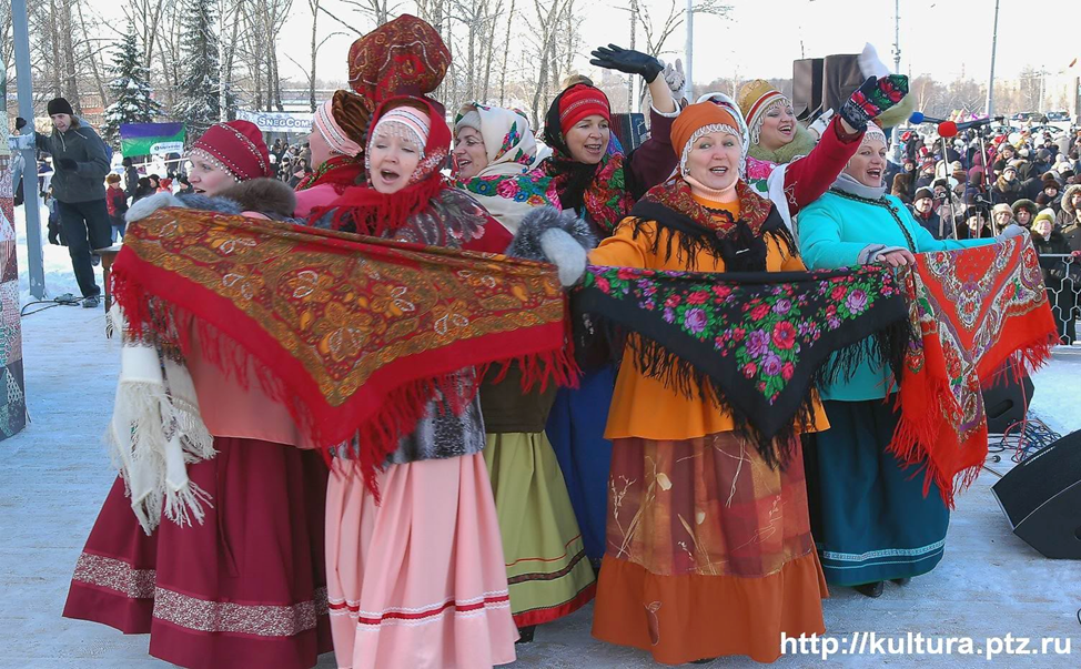 Коромысло на масленицу. Народное гуляние. Масленица хоровод. Русские гуляния. Праздничные народные гулянья.