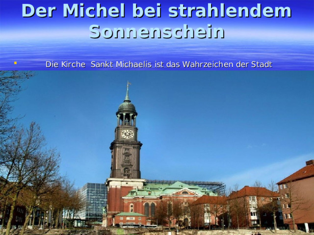 Der Michel bei strahlendem Sonnenschein    Die Kirche Sankt Michaelis ist das Wahrzeichen der Stadt 