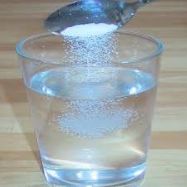 Добавляется вода. Растворение сахара в воде. Сахар растворяется в воде. Опыт растворение сахара в воде. Раствор соли.