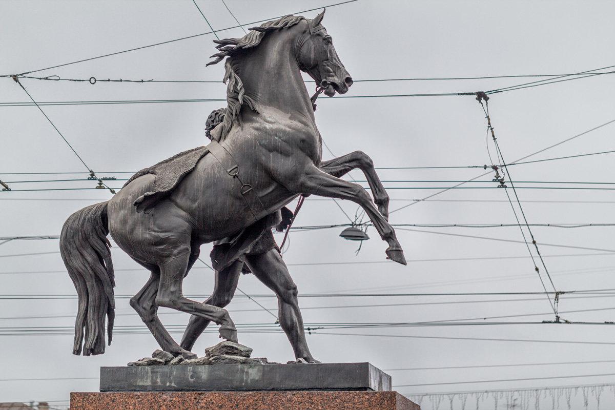 Аничков мост статуи