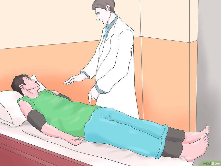 Врач к лежачему больному. Положение больного лежа на спине. Пациент лежит на кушетке. Пациент лежит на спине. Укладывание пациента лежа на спине.