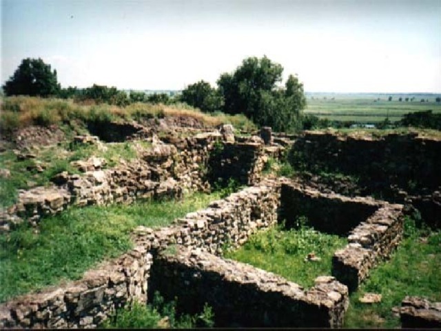 Основная часть экспозиции заповедника  - открытые раскопками участки древнего города 