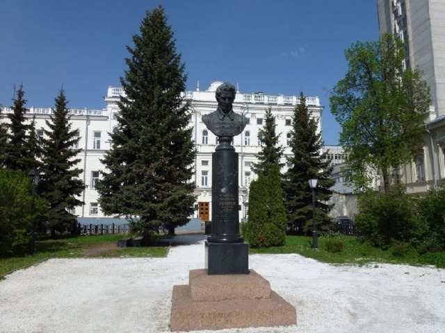 . Regardez, s'il vous plaît, au milieu de ce square le bust de N.J.Lobatchevski, l'auteur de la géométrie non-euclidienne, (sculpteur M. Dillon, 1896)  