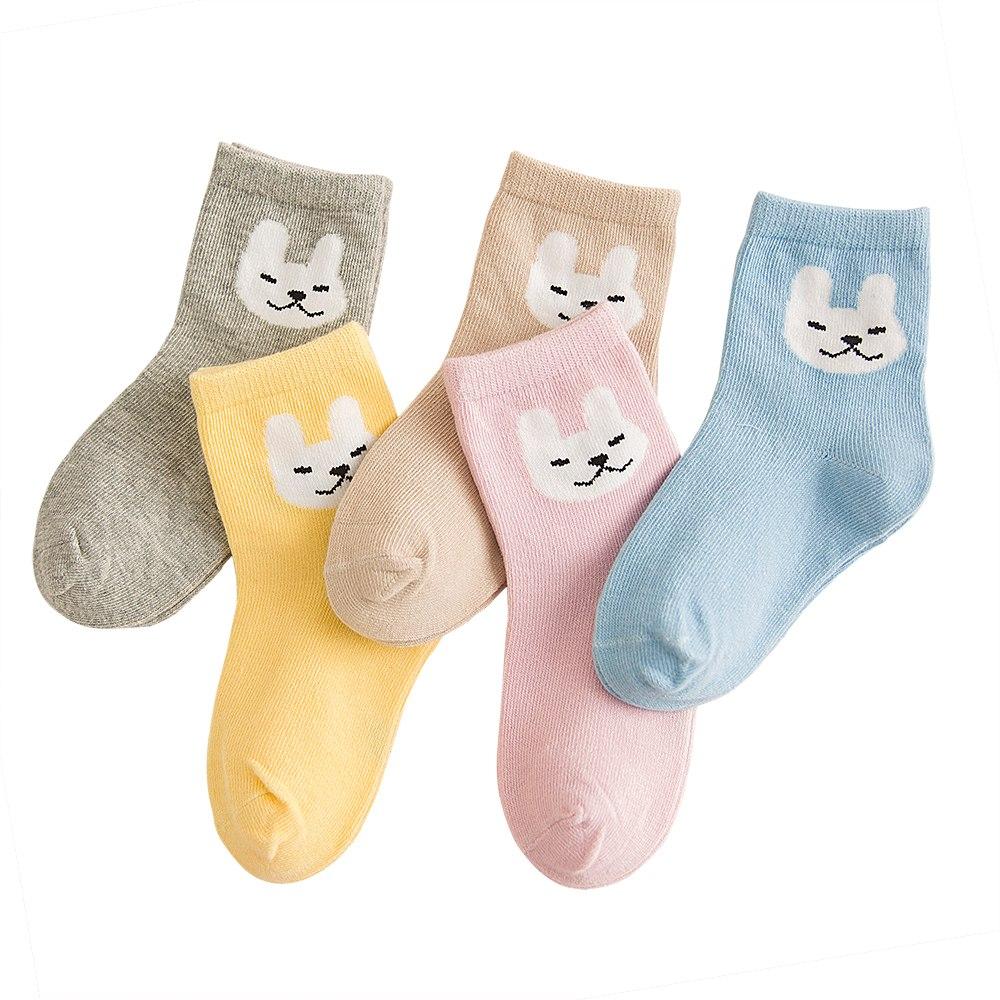 Картинка носочки. Носки для детей. Дети в носочках. Интересные детские носки. Веселые носки детские.