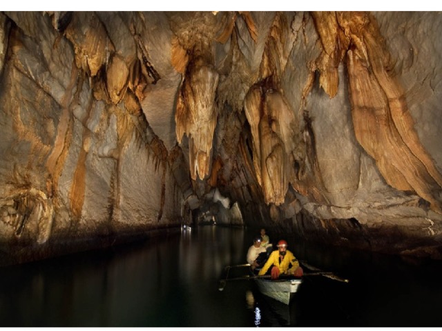 Данная река протекает под землей, в пещере, в направлении Южно-Китайского моря. Длина её — более 24 км. Пещера имеет несколько больших по размеру залов, здесь также образовано множество сталактитов и сталагмитов. Известна подобная река на полуострове Юкатан в Мексике, но эта признана крупнейшей. Пуэ́рто-Принсе́са   