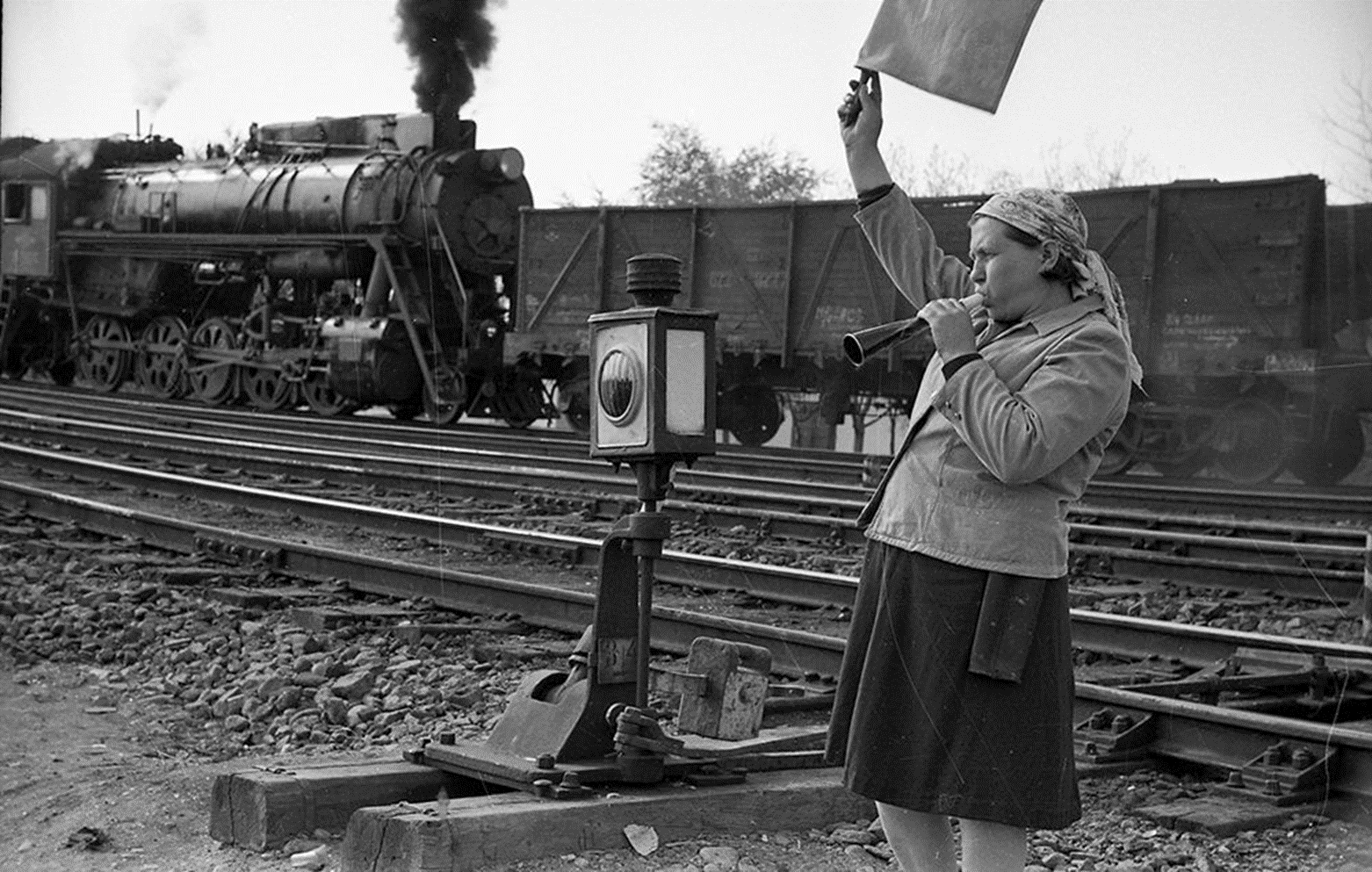В военные годы переехали в. СССР вокзал 1941. Железнодорожное депо станции Тайга в годы ВОВ. Обходчик железнодорожных путей 1945г. Советские железнодорожники.