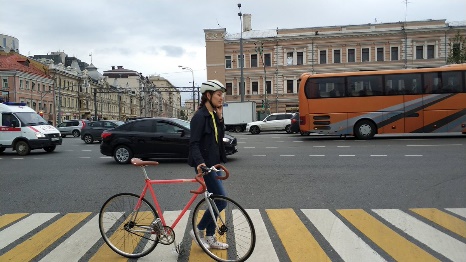 Можно переезжать пешеходный переход на велосипеде. Велосипедист на дороге. Велосипедист и пешеход. Велосипедист на зебре. Пешеход с велосипедом.