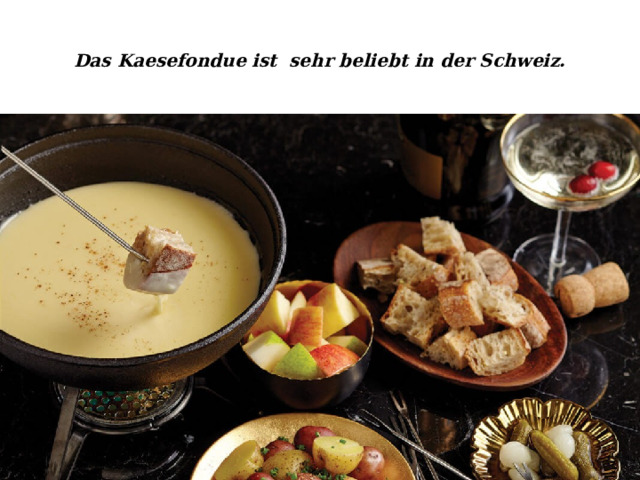 Das Kaesefondue ist sehr beliebt in der Schweiz. 