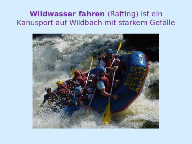 Wildwasser fahren (Rafting) ist ein Kanusport auf Wildbach mit starkem Gefälle 
