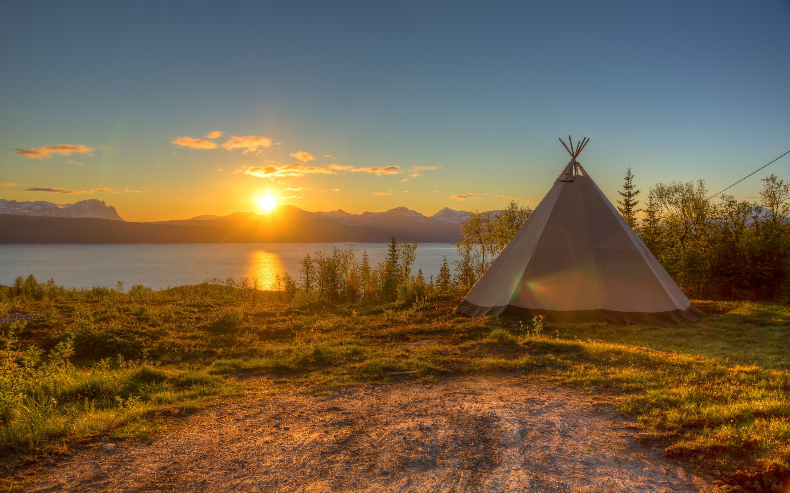Sun camping. Палатка Алтай чум. Горы палатка костер. Палатка у озера в горах. Красивый пейзаж с палаткой.
