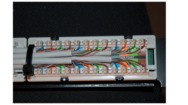 Например, коммутатор Cisco 2960 по своей сути имеет один нулевой модуль и 24 порта стандарта Fast Ethernet (соответственно, их нумерация начинается с fa0/1 по fa0/24), также в этом модуле находится два порта стандарта Gigabit Ethernet с  пропускной способностью  1 Гбит/c (для их обозначения можно использовать записи Gi0/1 и Gig0/2), но на самом деле портов может быть и больше. 