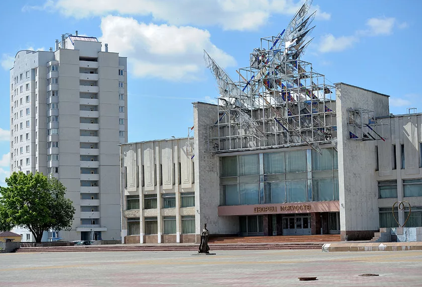 Дворец искусств бобруйск. Дворец Бобруйск. ДК Бобруйск. Бобруйск: дворец культуры Шинников.. Дворец искусств от архитектора Бориса Попова в Бобруйске.