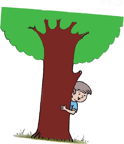 Мальчик решил спрятаться за то большое дерево. Мальчик прячется за деревом. Мальчик спрятался за дерево. Прячется за деревом. Мальчик выглядывает из за дерева.