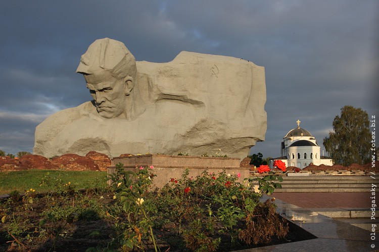 Памятник брестская крепость мужество