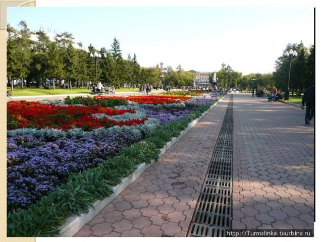  Главной площадью города является площадь Кирова. С 1669 года её называли Кремлёвской. Здесь проходила главная торговля города. Площадь имела уникальный архитектурный ансамбль, состоящий из религиозных и образовательных учреждений. В 2011 году на месте ранее стоявшего Кафедрального собора установили часовню. Сегодня на площади проходят главные мероприятия города и массовые народные гулянья. 