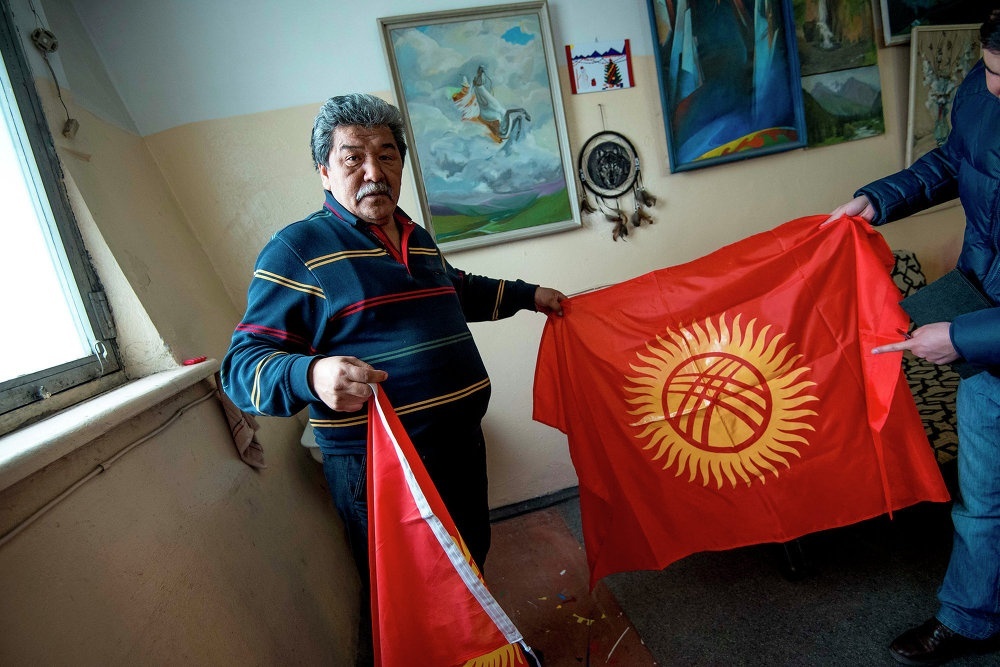 Киргизы автор. Тюндюк кыргызский. Авторы флага Кыргызстана. Флаг Киргизии автора. Тюндюк флаг.
