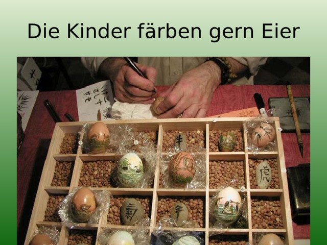 Die Kinder färben gern Eier 