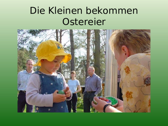 Die Kleinen bekommen Ostereier 