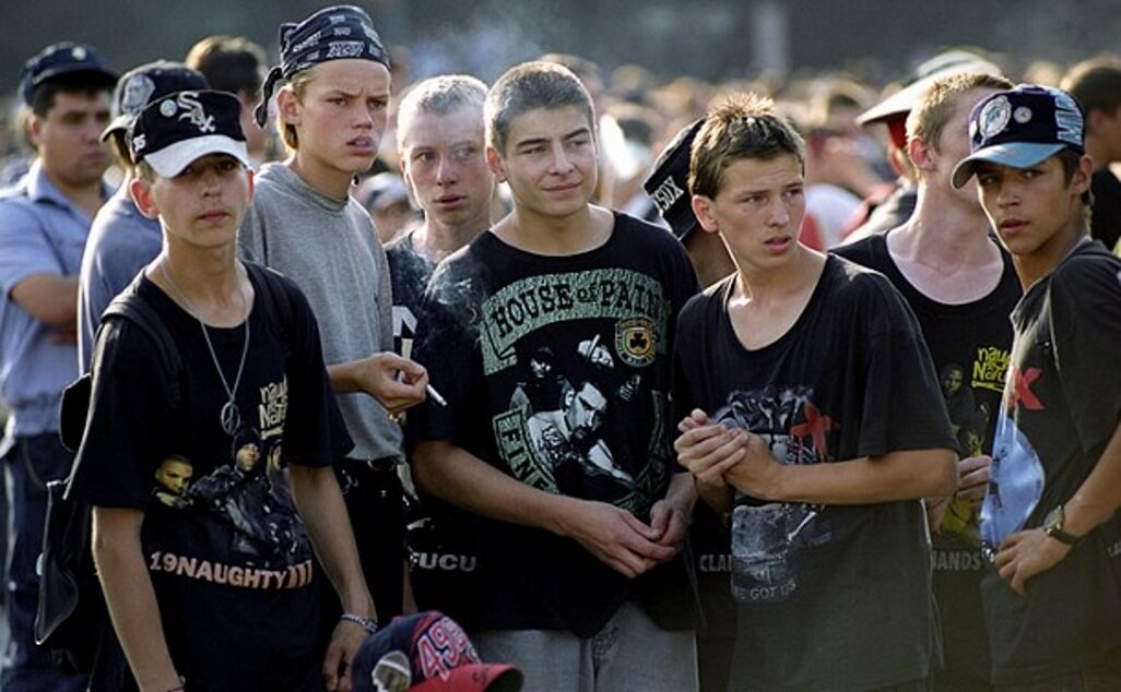 Русского подростка группой. Молодежные банды. Молодежные группировки. Молодые хулиганы.