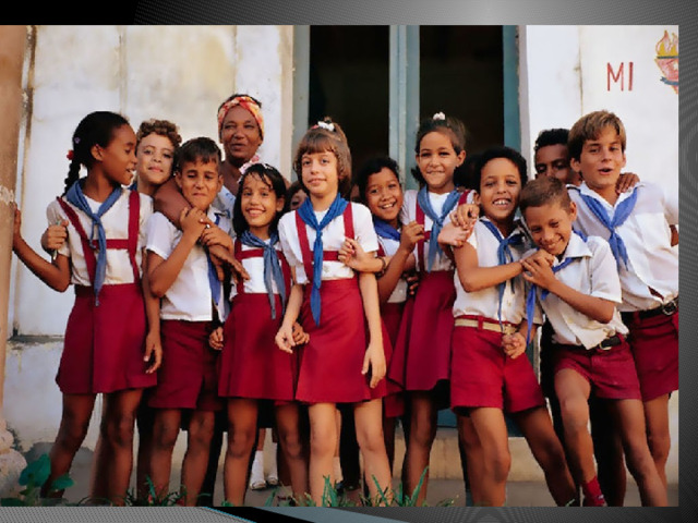 Куба  На Кубе форма обязательна, и не только для школьников, но и для студентов. По цвету школьной формы можно определить, в каком классе учится ребенок.Можно выделить три основных типа формы.Младшие классы — бордово-белый. Девочки одеваются в бордовые сарафаны и белые блузки. Мальчики носят бордовые брюки с белыми рубашками. Как мальчики, так и девочки носят галстуки-косынки в стиле тех, что носили советские школьники. Правда, на Кубе галстуки бывают не только красные, но и голубые. 