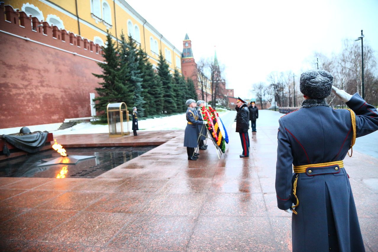 Москва солдат. Воинское Приветствие могиле неизвестного солдата. Могила неизвестного солдата. Патруль у памятника неизвестному солдату. Боевое Знамя на могиле неизвестного солдата.