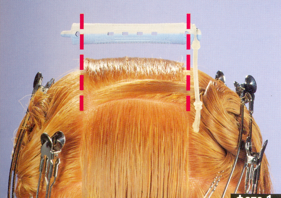 После тщательной сушки волосы разделяются на пряди и выпрямляются