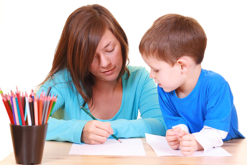 Мама учит уроки. Рисование родителей с детьми. Дети и родители рисуют. Совместное рисование детей и родителей. Дети и взрослые рисуют.