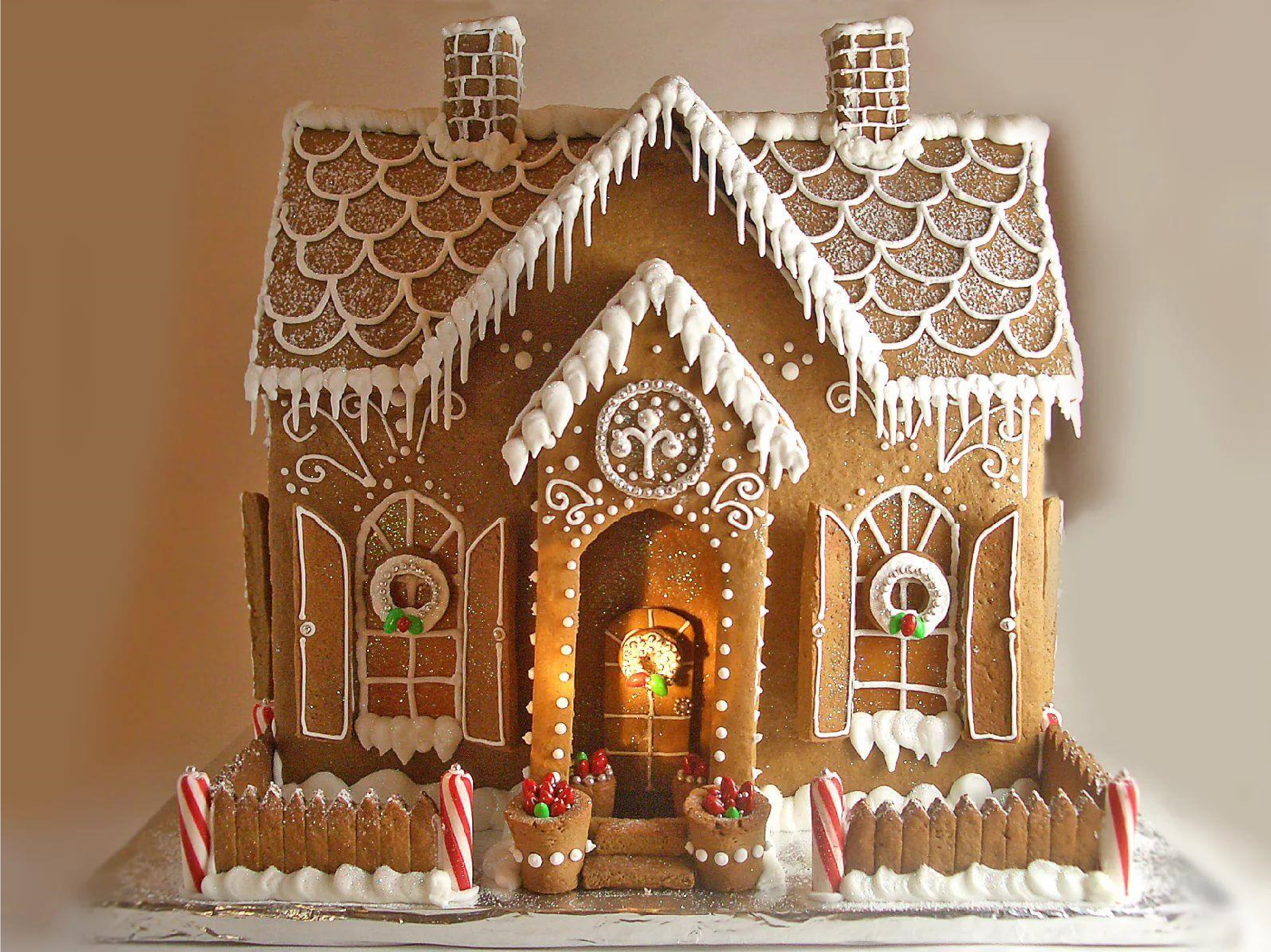 Новогодний домик. Пряничный домик Gingerbread House. Пряничный домик или Гензель и Гретель. Пряничный домик Селезнева Александра. Рождественский Пряничный дворец.