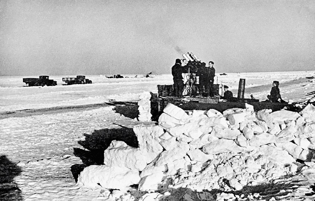 Дороги блокадного ленинграда. Дорога жизни блокадного Ленинграда. Ладожское озеро блокада Ленинграда. Блокада Ленинграда Ладожское озеро дорога жизни. Дорога жизни Ленинград.