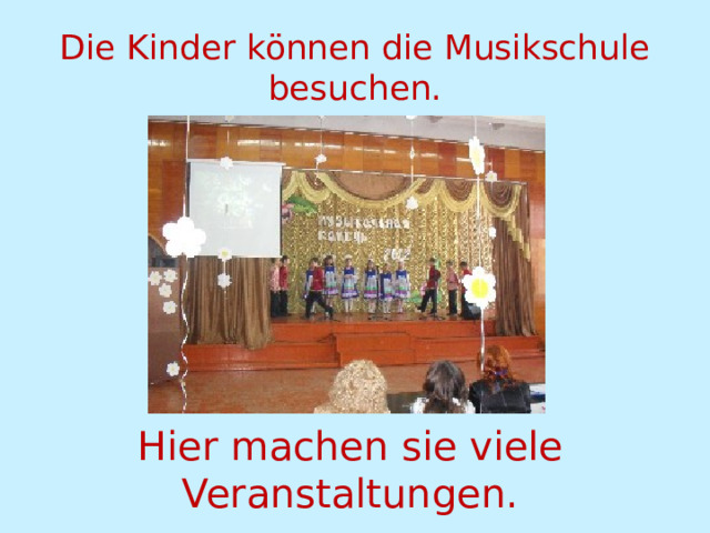 Die Kinder können die Musikschule besuchen. Hier machen sie viele Veranstaltungen.  