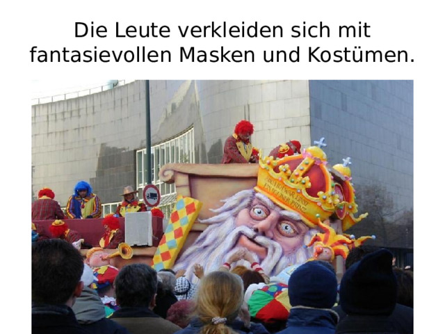 Die Leute verkleiden sich mit fantasievollen Masken und Kostümen. 