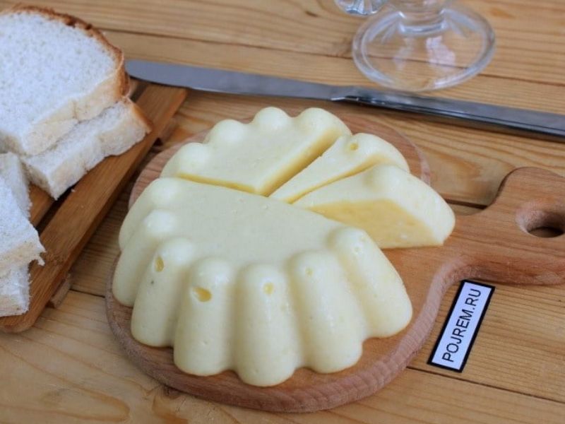 Сварить домашний сыр из творога и молока. Сыр из творога. Домашний сыр. Домашний сыр из творога. Сыр из творога в домашних.
