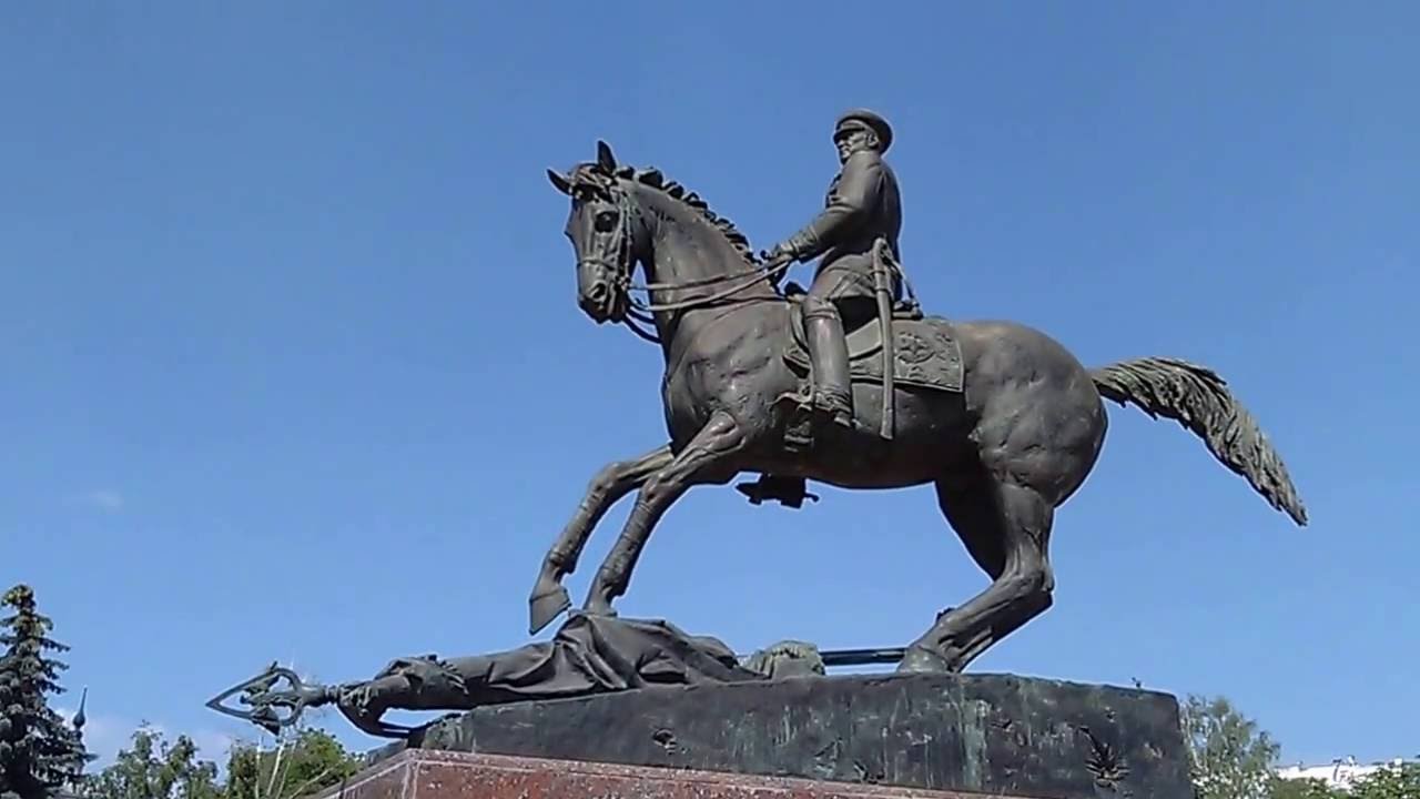 Что такое гур на памятнике жукову. Памятник Жукову в Калуге. Памятник маршалу Жукову в Калуге. Памятник на площади Победы Калуга. Памятник Жукову на площади Победы.