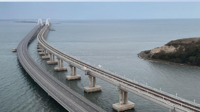 О чём это?  Это самый длинный в России транспортный переход, состоящий из двух параллельных мостов – двухпутного железнодорожного и четырёхполосного автомобильного. Крымский мост  Русский мост  Золотой мост 
