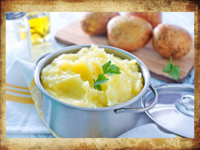 Картофельное пюре любят все. Его можно подать в качестве гарнира, как на праздничный стол, так и на ужин своим домочадцам. Такое кушанье очень легкое, вкусное, а главное простое в приготовлении. Казалось бы, совсем простой рецепт, а вот получается на вкус у всех по-разному. В него можно добавить только сливочное масло (без молока). А если добавить только яичный желток, без белка, то цвет картофельного пюре получится насыщенным желтым. Все зависит от ваших предпочтений. 