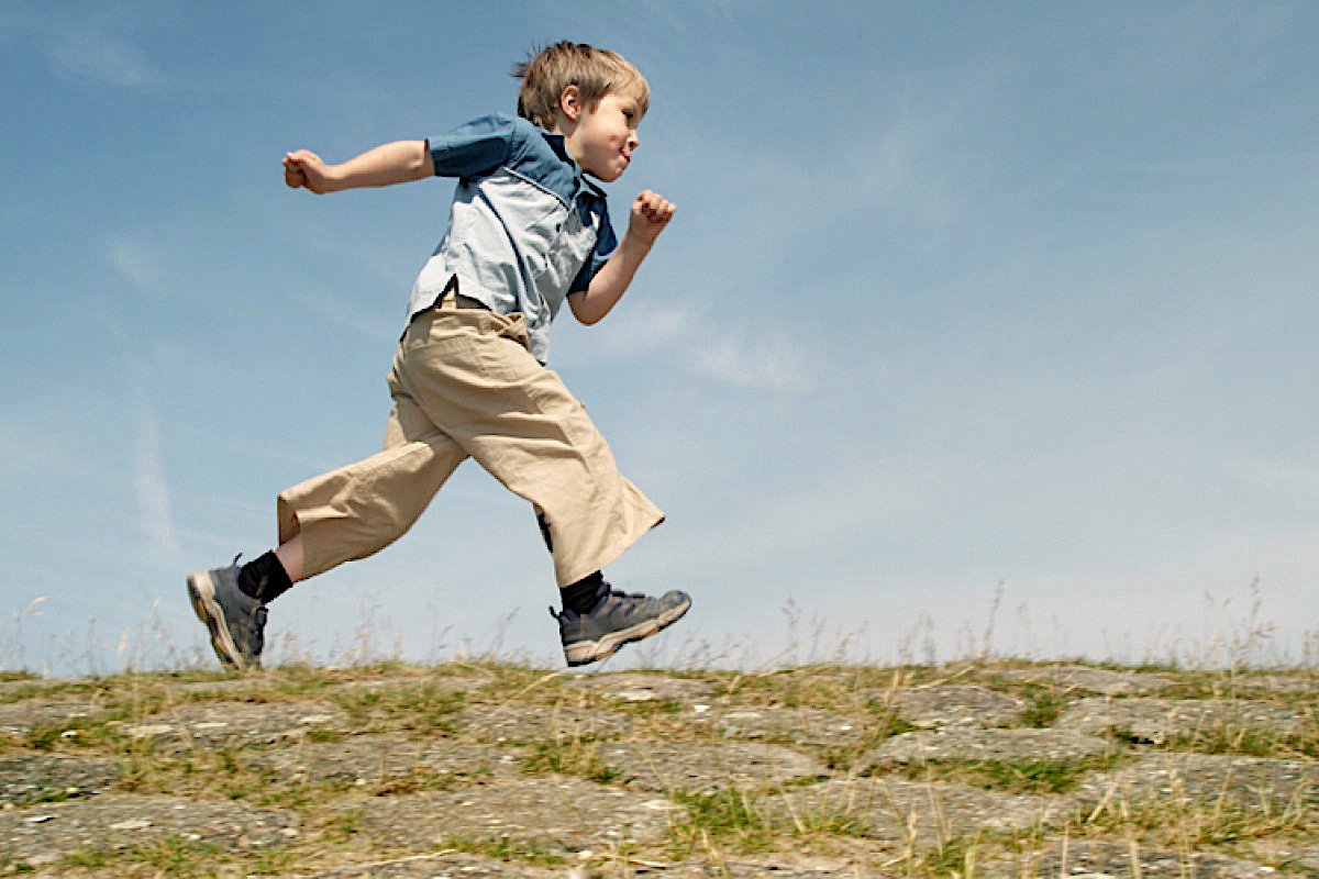 Look he running very fast. Мальчик бежит. Мальчик убегает. Дети бегут. Мальчик бегает.