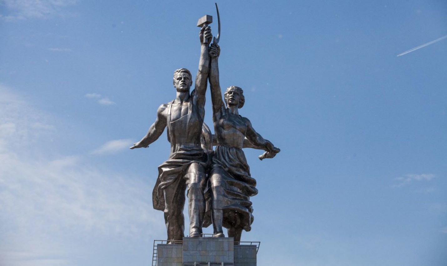 Вднх памятник рабочий. Памятник рабочий и колхозница в Москве. ВДНХ скульптура рабочий и колхозница. Скульптура Мухиной рабочий и колхозница. Памятник рабочий и колхозница Мосфильм.