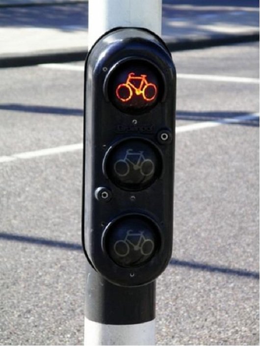 Велосипед со светофора. Необычные светофоры. Речной светофор. Светофор для велосипедистов. Странный светофор.
